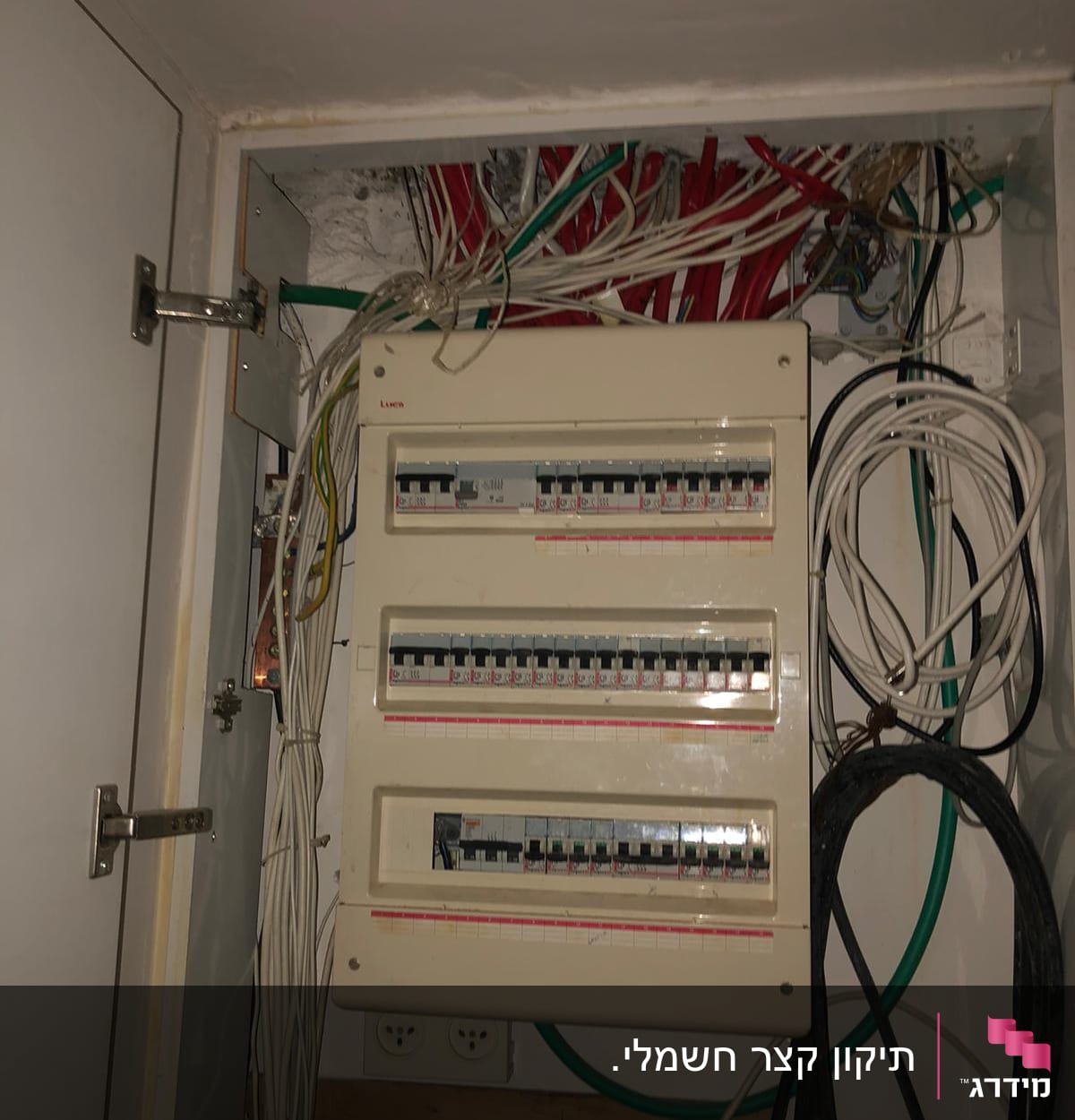 לוח חשמל עם חוטים וצינורות חשמל